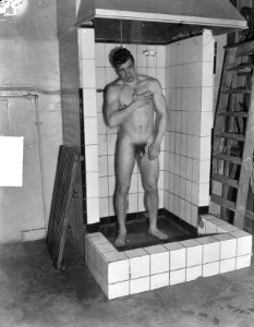 Training bokser Luc van Dam. Onder de douche, Bestanddeelnr 903-2835