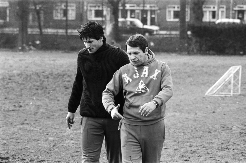 Training Ajax voor Europacupduel tegen Juventus trainer Ivic met Ling, trainer , Bestanddeelnr 929-5944