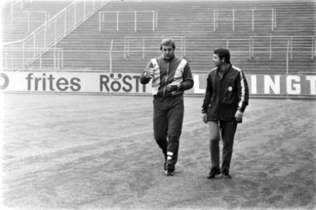 Training Ajax voor duel tegen Levski Spartak , doelman Schrijvers (l) en trainer, Bestanddeelnr 929-3949