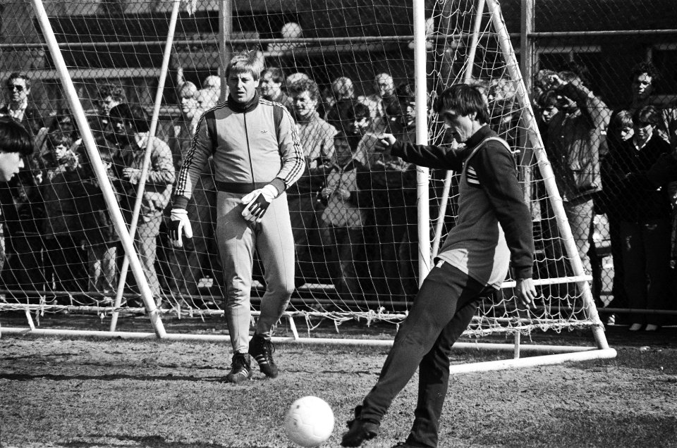 Training Ajax in verband met wedstrijd tegen PSV. 17 Johan Cruijff en Piet Schri, Bestanddeelnr 932-1060