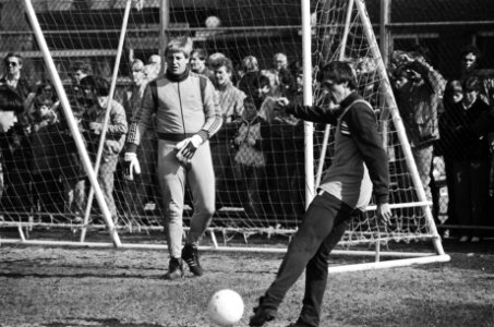 Training Ajax in verband met wedstrijd tegen PSV. 17 Johan Cruijff en Piet Schri, Bestanddeelnr 932-1060