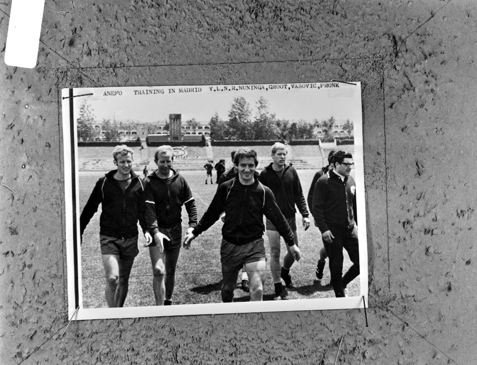 Training Ajax in Madrid voor wedstrijd tegen AC Milaan v.l.n.r. reserve keeper S, Bestanddeelnr 922-4626