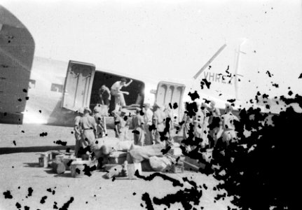 Transportvliegtuig C47 Dakota (met registratienummer VHREZ) met geopende luiken., Bestanddeelnr 7148