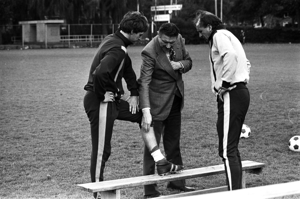 Training Ajax in verband met wedstrijd tegen Lausanne Sports geblesseerde Pim , Bestanddeelnr 929-9487