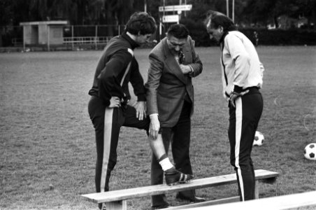 Training Ajax in verband met wedstrijd tegen Lausanne Sports geblesseerde Pim , Bestanddeelnr 929-9487