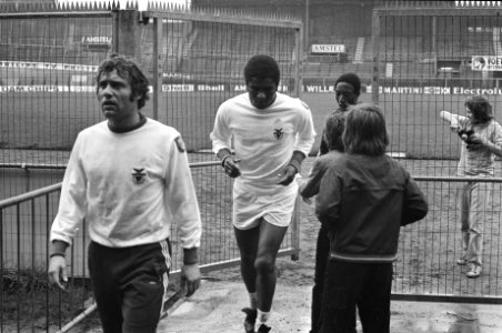 Training Benfica in Olympisch Stadion spelers verlaten het veld, midden Eusebi, Bestanddeelnr 925-5044