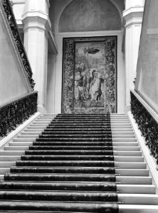Trap in een paleis (Elysée in Parijs) met bovenaan de trap een 16de-eeuws wandt, Bestanddeelnr 254-2662
