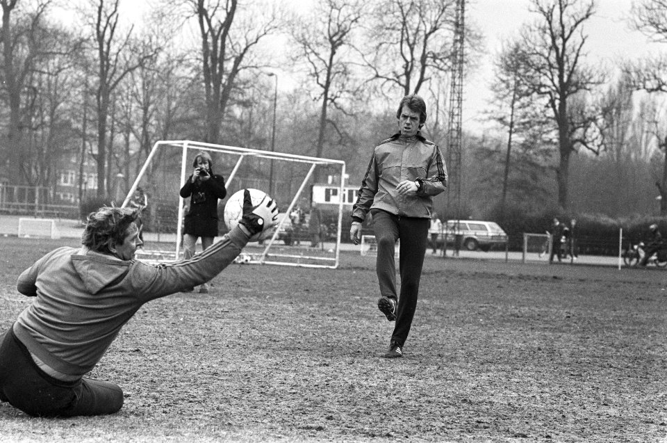 Training Ajax i.v.m. Europa Cup wedstrijd tegen het Franse Strasbourg; trainer Leo Beenhakker tijdens training, Bestanddeelnr 930-7259