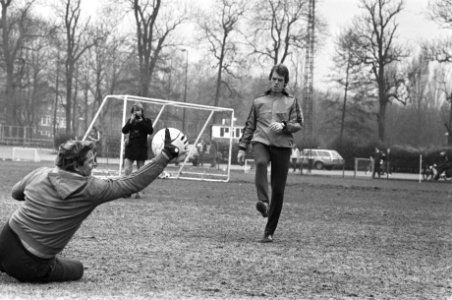 Training Ajax i.v.m. Europa Cup wedstrijd tegen het Franse Strasbourg; trainer Leo Beenhakker tijdens training, Bestanddeelnr 930-7259