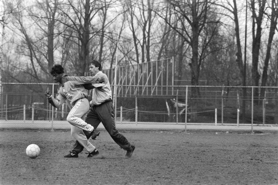 Training Ajax voor wedstrijd tegen Real Zaragossa Cruijff met geblesseerde Aar, Bestanddeelnr 933-9450