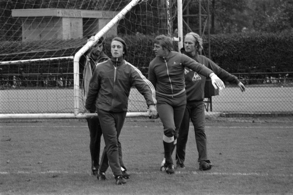 Training Ajax ivm wedstrijd tegen Levski Spartak voor Europacup I vlnr , Bestanddeelnr 929-4156