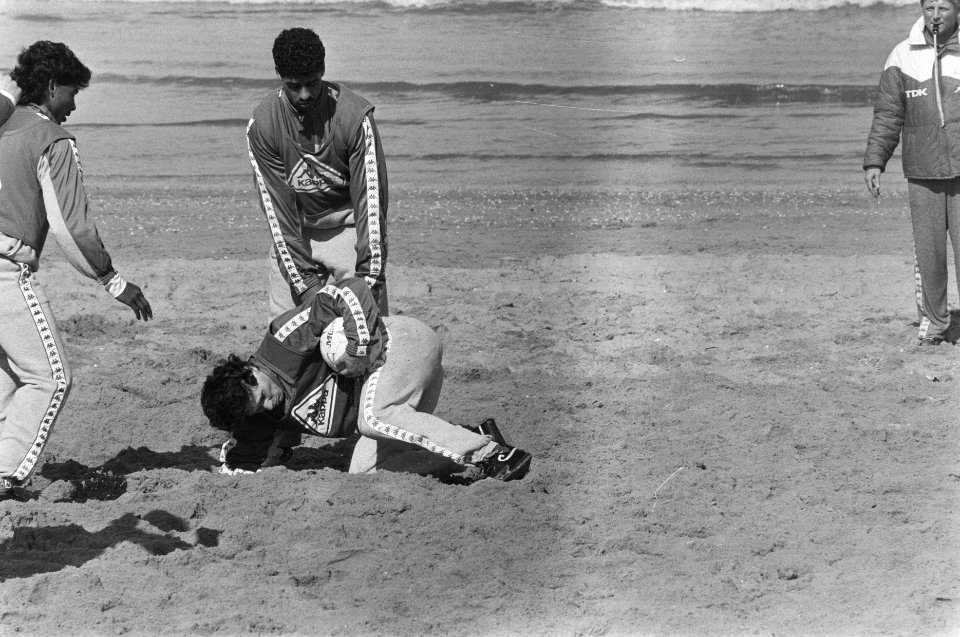 Training Ajax op strand Wassenaar Rijkaard en Van Basten (op grond), Bestanddeelnr 933-9583