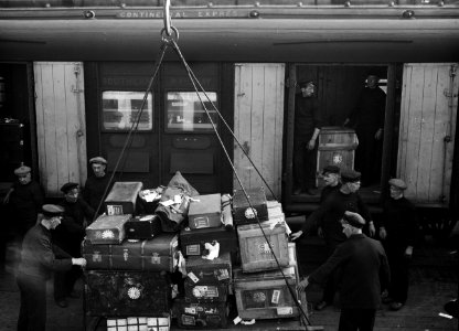 Transportwagons op een station, Bestanddeelnr 255-9714