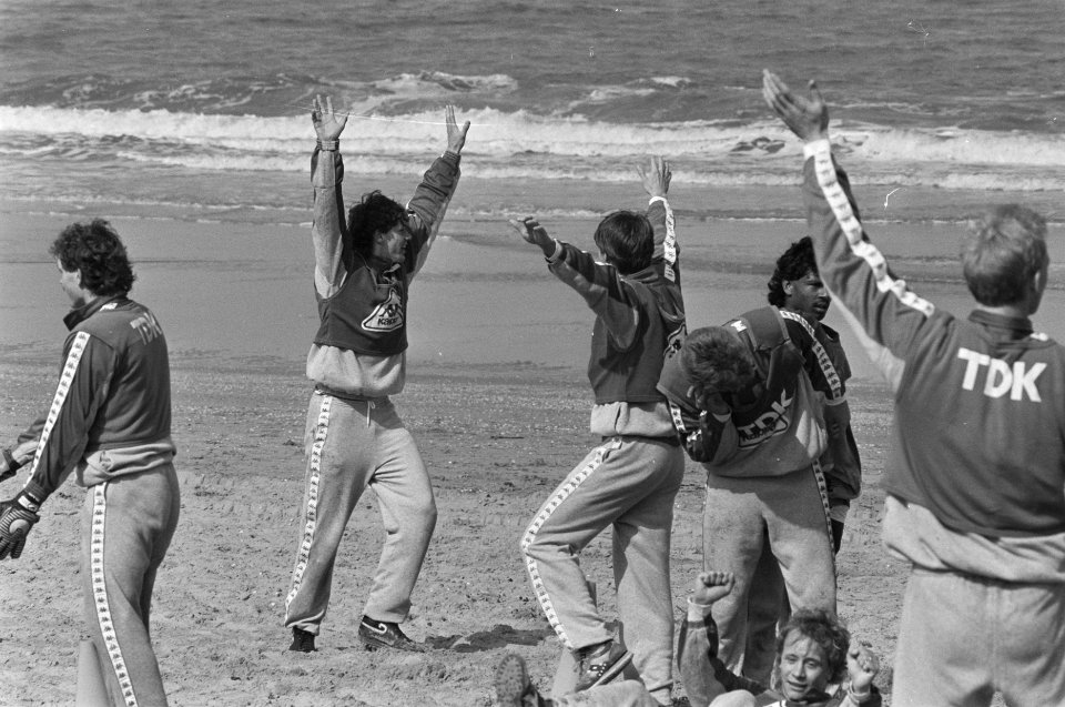 Training Ajax op strand Wassenaar Van Basten juicht, Bestanddeelnr 933-9584