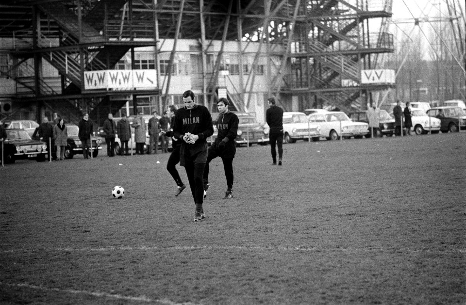 Training AC Milan elftal op bijveld van Feyenoord-stadion Rotterdam. Rivera (lin, Bestanddeelnr 923-0124