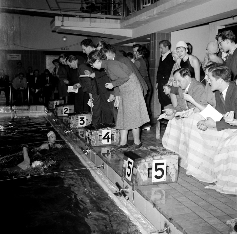 Trainers en officials bij de Deense kampioenschappen in de zwemhal van Frederiks, Bestanddeelnr 252-9252