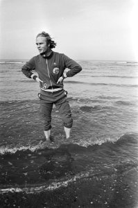 Training Ajax Wassenaarse strand Ruud Geels baadt poot, Bestanddeelnr 929-5968