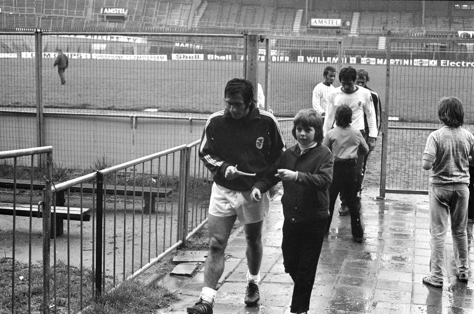 Training Benfica in Olympisch Stadion spelers verlaten het veld, Bestanddeelnr 925-5045