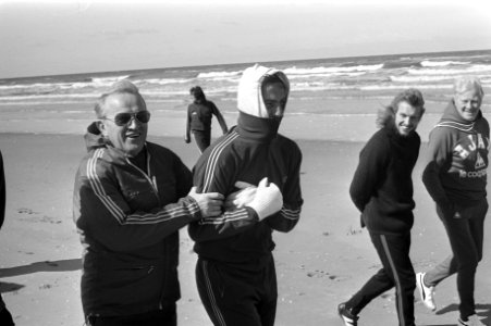Training Ajax op strand van Wassenaar, trainer Kovacs en Johan Neeskens (rechts), Bestanddeelnr 926-3352