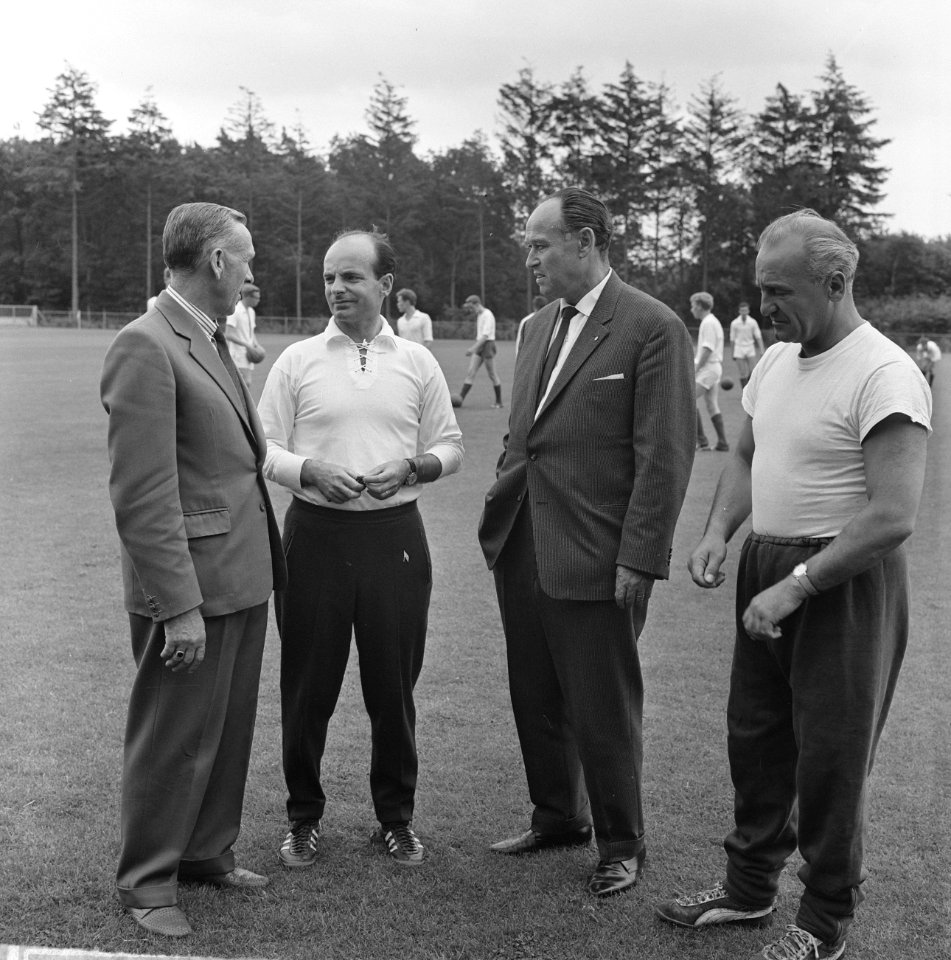 Trainers in trainingscentrum te Zeist Enkele deelnemers Gruber (Ajax), Cramer (, Bestanddeelnr 915-2924