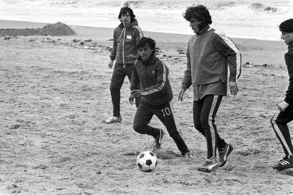 Training Ajax op Wassenaarse strand i.v.m. Europa Cup wedstrijd tegen Nottingham, Bestanddeelnr 930-7852