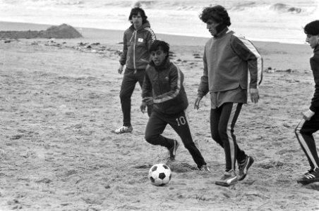 Training Ajax op Wassenaarse strand i.v.m. Europa Cup wedstrijd tegen Nottingham, Bestanddeelnr 930-7852
