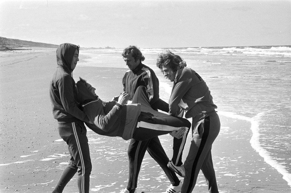 Training Ajax op strand van Wassenaar, hulptrainer Haarms wordt in zee gegooid, Bestanddeelnr 926-3354