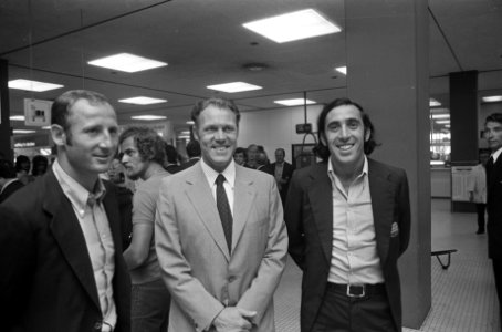 Trainer Rinus Michels (midden) met elftal Barcelona op Schiphol, links Gallego, , Bestanddeelnr 926-5846