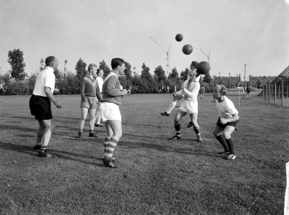 Training DWS weer begonnen Geheel links trainer Lesley Talbot en de spelers Len, Bestanddeelnr 915-3939