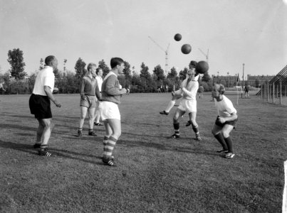 Training DWS weer begonnen Geheel links trainer Lesley Talbot en de spelers Len, Bestanddeelnr 915-3939