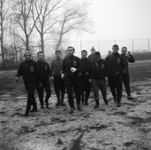 Training Luxemburgs elftal in Olympisch Stadion Op voorgrond Pilot en keeper S, Bestanddeelnr 915-8616