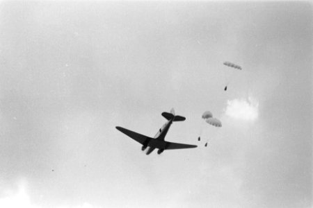 Transportvliegtuig werp goederen aan parachute uit, Bestanddeelnr 282-2-5