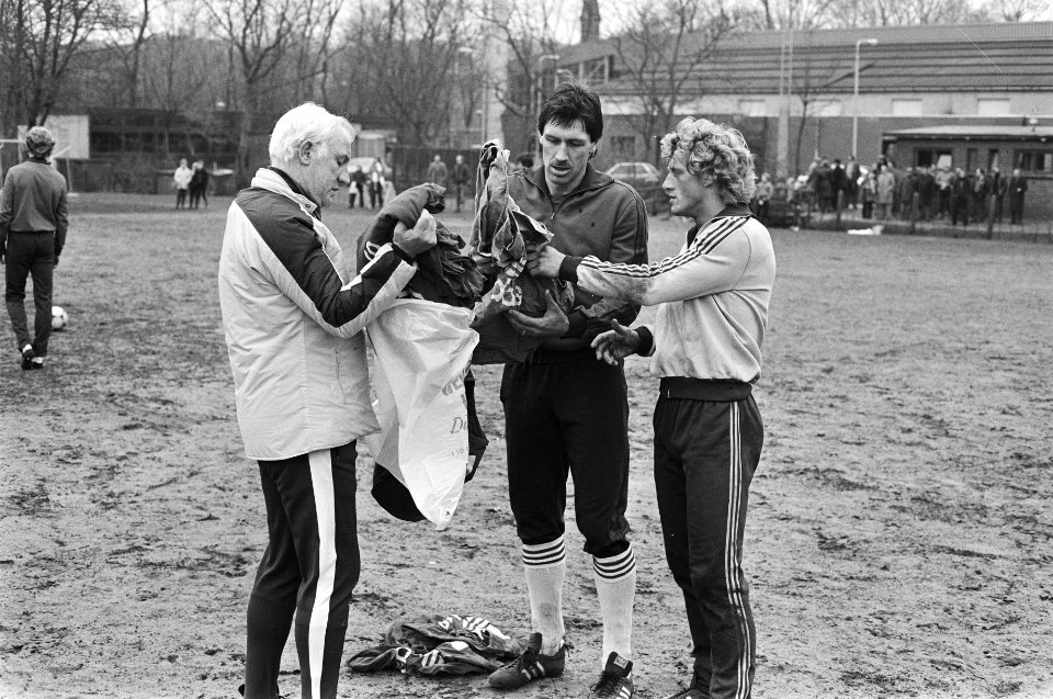 Training AZ67 i.v.m. Europacup-III wedstrijd tegen Lokeren woensdag, trainer Kes, Bestanddeelnr 931-3518