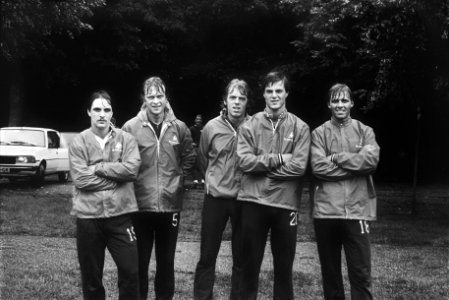 Training bij Ajax trainer Leo Beenhakker (m) geflankeerd door vlnr de nieuw, Bestanddeelnr 930-9178