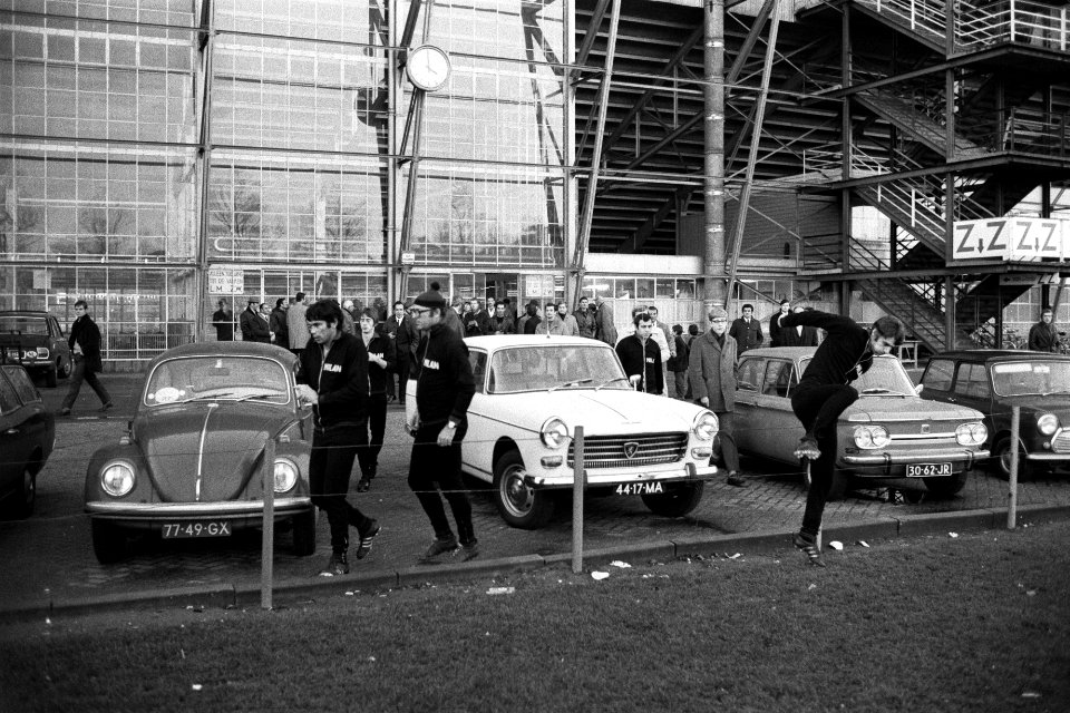 Training AC Milan elftal op bijveld van Feyenoord-stadion Rotterdam. Rivera (lin, Bestanddeelnr 923-0116