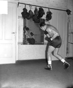 Training bokser Luc Van Dam in Den Haag. Spiegelgevecht, Bestanddeelnr 903-2247