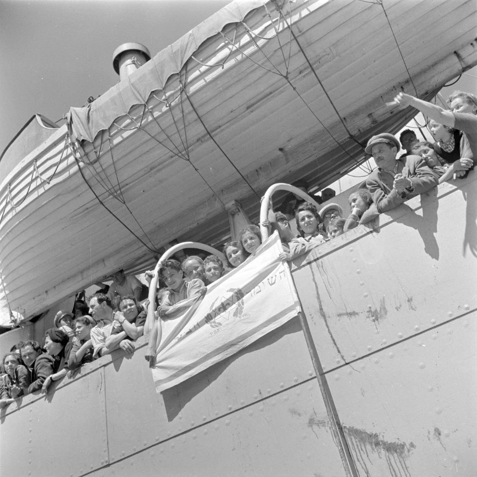 Transportschip Bulgaria met emigranten (oliem) in de haven van Haifa terwijl men, Bestanddeelnr 255-1125