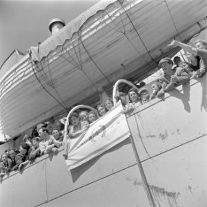Transportschip Bulgaria met emigranten (oliem) in de haven van Haifa terwijl men, Bestanddeelnr 255-1125