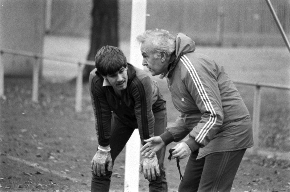 Trainer Jezek in aktie, Bestanddeelnr 931-7808