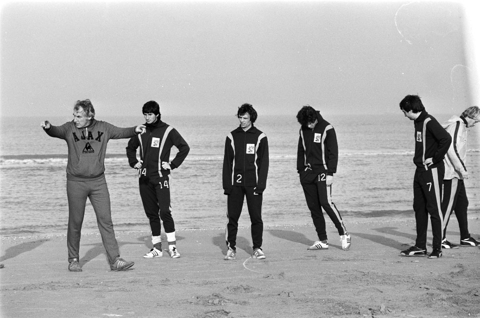 Training Ajax op strand voor wedstrijd tegen Honveld, links Brom, Bestanddeelnr 930-0284