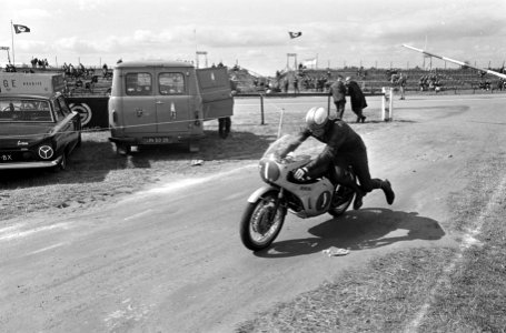 Training. Mike Hailwood in het rennerskwartier, Bestanddeelnr 920-4258