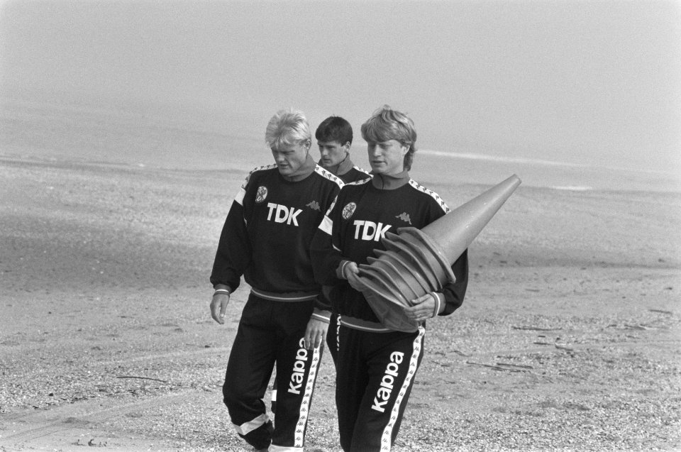 Training Ajax voor UEFA Cup wedstrijd Stefan Petterson (r) en Peter Larsson op , Bestanddeelnr 934-3307