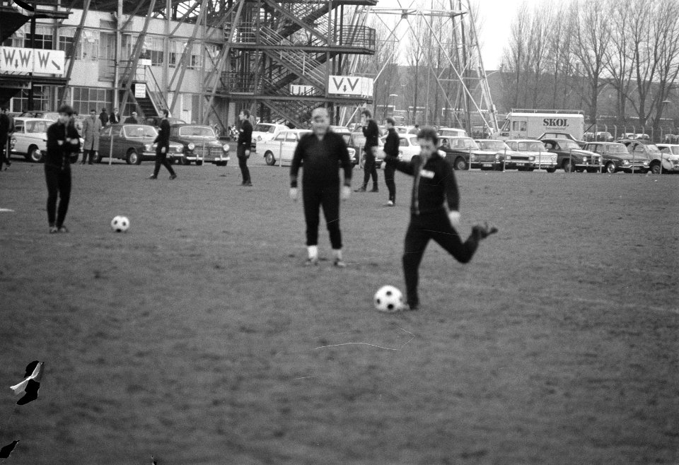 Training AC Milan elftal op bijveld van Feyenoord-stadion Rotterdam. Rivera (lin, Bestanddeelnr 923-0117