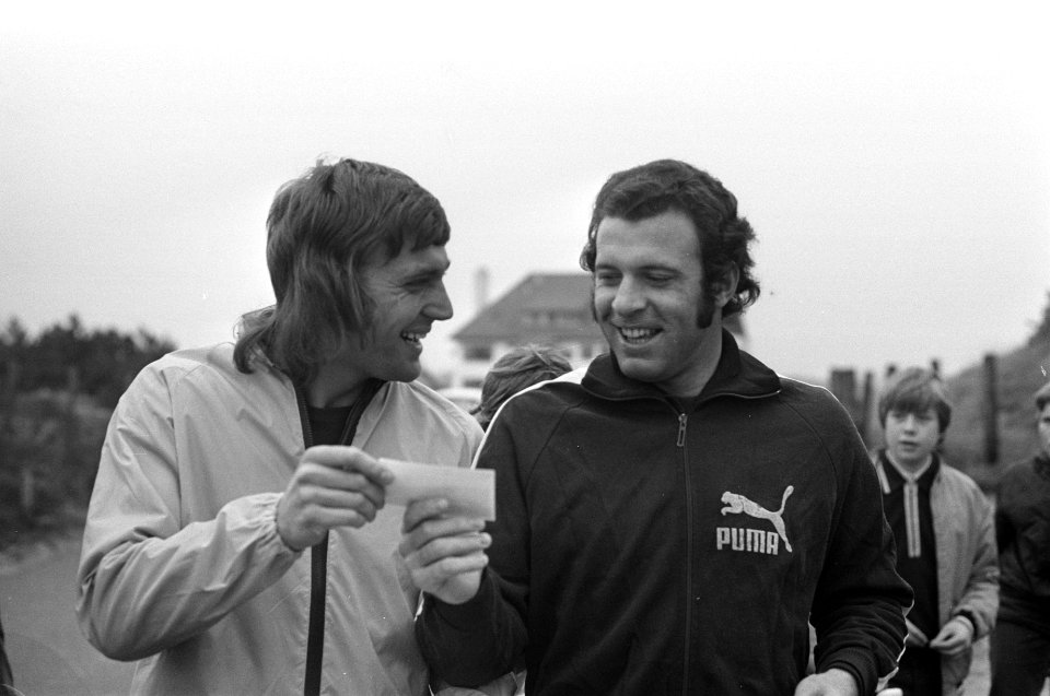 Training Ajax op Wassenaarse strand Ruud Krol (links) Heinz Stuy, Bestanddeelnr 925-5048