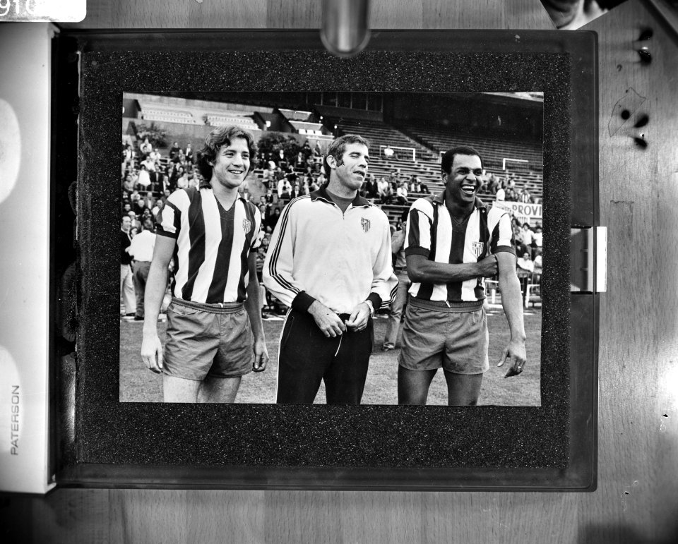 Trainer Luis Aragonés van Atletico Madrid, geflankeerd door de spelers Livinha …, Bestanddeelnr 929-1075