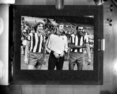 Trainer Luis Aragonés van Atletico Madrid, geflankeerd door de spelers Livinha …, Bestanddeelnr 929-1075
