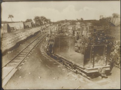 Transporteeren van levensmiddelen uit een buitgemaakte Engelsche opslagplaats, Bestanddeelnr 158-1737