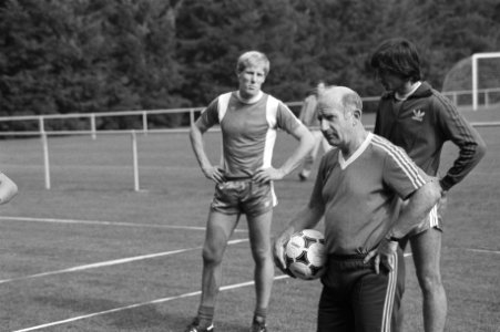 Trainer Kees Rijvers geeft aanwijzingen tijdens de training van het Nederlands e, Bestanddeelnr 931-6656