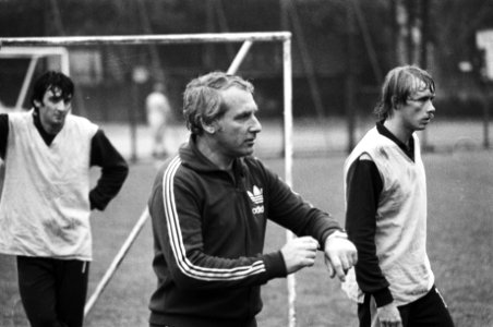 Training Ajax trainer Brom en Clarke (l) en Schoenaker (r), Bestanddeelnr 929-9174