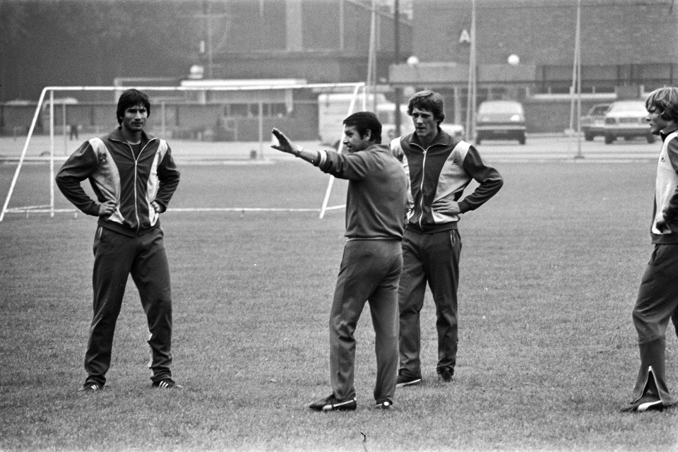 Training Ajax trainer Ivic en vlnr Ling, Lamain en Bouwma, Bestanddeelnr 929-3665